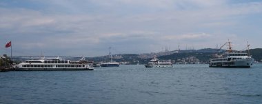Istanbul, Türkiye'de Boğaziçi Köprüsü yakınındaki liman Ferry