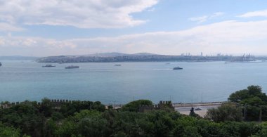 Boğaz ve Topkapı Palace Istanbul, Türkiye'de görüldüğü gibi bazı gemiler