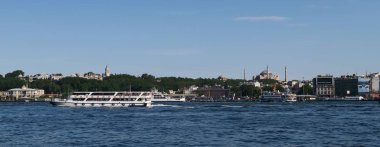 Boğaziçi ve Topkapı Sarayı ve Aya Sofya, Istanbul, Türkiye'de önünde bir feribot