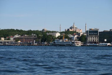 Boğaz'ın ve Istanbul, Türkiye'de Ayasofya'nın önünde bir feribot