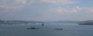 Güzel Boğaz Köprüsü ve boğazı savaş gemileriyle Avrupa yan, İstanbul, Türkiye'de görüldüğü gibi