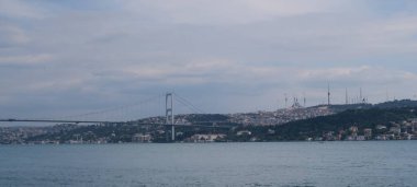 Boğaz Köprüsü ve boğazı savaş gemileriyle Avrupa yan, İstanbul, Türkiye'de görüldüğü gibi