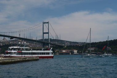 Boğaz Köprüsü ve Ortaköy Camii Istanbul, Türkiye'den görüldüğü gibi Boğazı