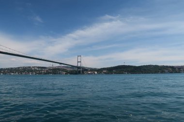 Boğaz Köprüsü ve Ortaköy Camii Istanbul, Türkiye'den görüldüğü gibi Boğazı