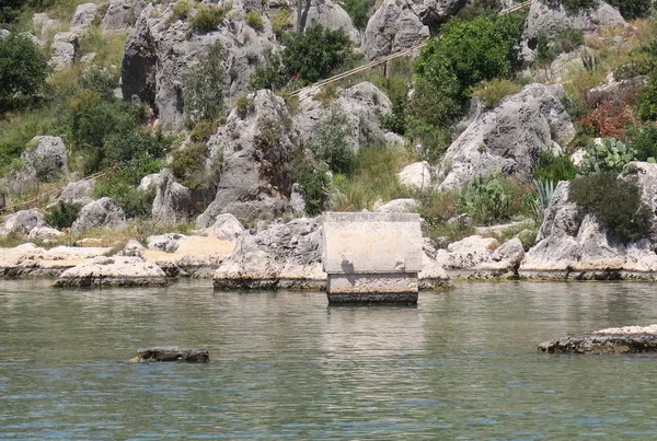 Isla Kekova, Mar Mediterráneo y las ruinas de la ciudad hundida Simena en la provincia de Antalya, Turquía — Foto de Stock