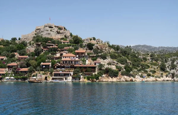 Kalekoy 和 Simena 城堡在土耳其的 Kekova 岛附近的海港 — 图库照片