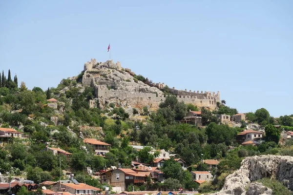 Puerto de Kalekoy y Castillo de Simena Cerca de la isla de Kekova en Turquía — Foto de Stock