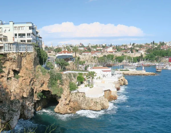 Antalya-Kaleici: Porto e as antigas muralhas da cidade com o mar Mediterrâneo, na Turquia — Fotografia de Stock