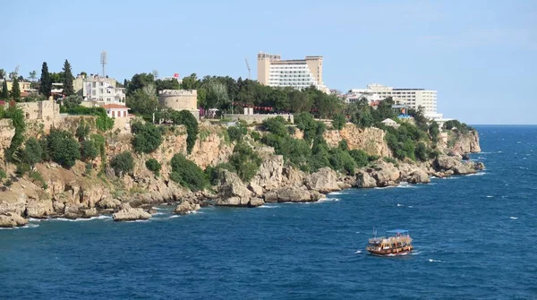 Falésias de Antalya e Hotéis no Mar Mediterrâneo na Turquia — Fotografia de Stock