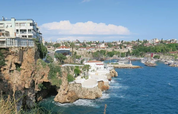 Анталья-Калейчи: гавань и старые городские стены с Средиземным морем, Турция — стоковое фото