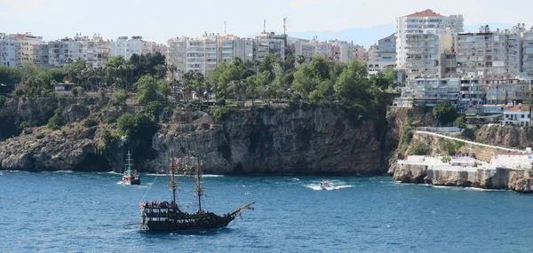 Navio perto do porto de Antalya, na Turquia — Fotografia de Stock