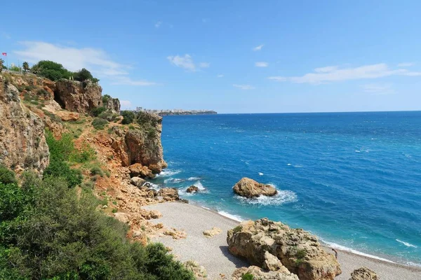 Konyaaltı Beach, Toros Dağları ve kayalıklarla Antalya, inturkey