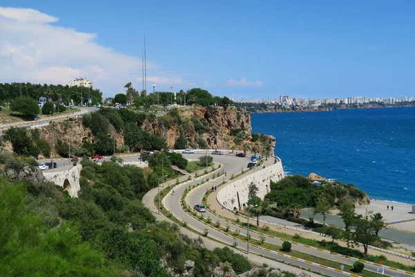 Konyaaltı Beach, Toros Dağları ve kayalıklarla Antalya, Türkiye'de