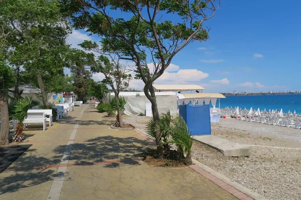 Türkiye'de Konyaaltı Plajı'nda yolu yürüyüş