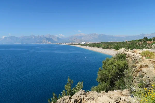 Konyaaltı Plajı ve Toros Dağları, Antalya, Türkiye