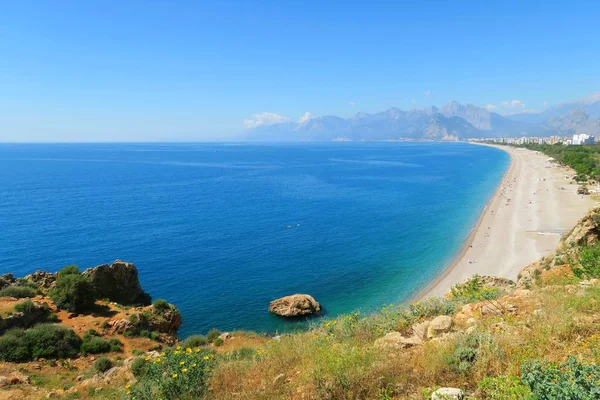 Konyaaltı Plajı ve Toros Dağları, Antalya, Türkiye