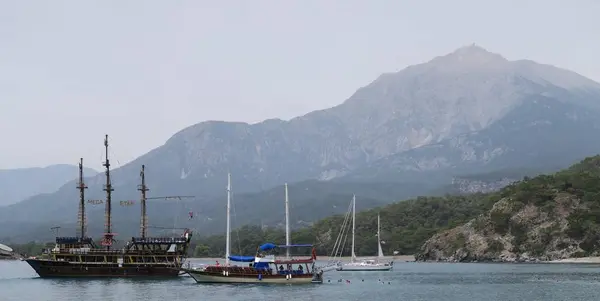 Tahtali Dagi - Olympos - Mountain and Sailing Ships, as seen from the Coast in Tekirova, Kemer, Turkey — Stock Photo, Image