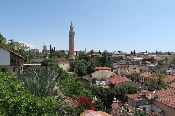 La mezquita Yivli Minare es un punto de referencia en Antalyas Oldtown Kaleici, Turquía — Foto de Stock