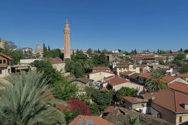 La mezquita Yivli Minare es un punto de referencia en Antalyas Oldtown Kaleici, Turquía — Foto de Stock