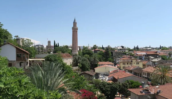 La mezquita Yivli Minare es un punto de referencia en Antalyas Oldtown Kaleici, Turquía — Foto de Stock