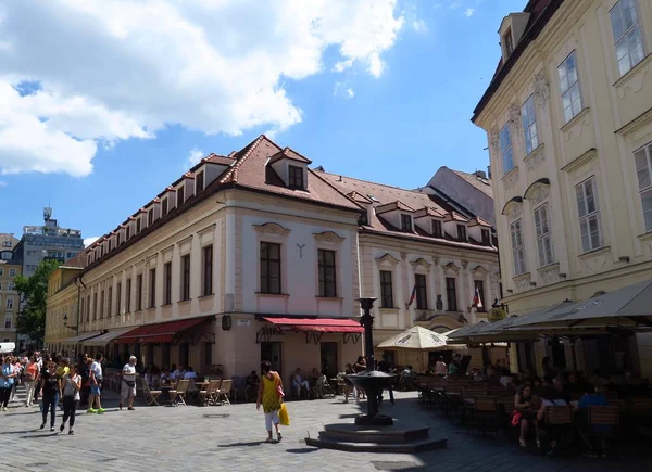 Rua na Oldtown de Slovakias Capital Bratislava — Fotografia de Stock