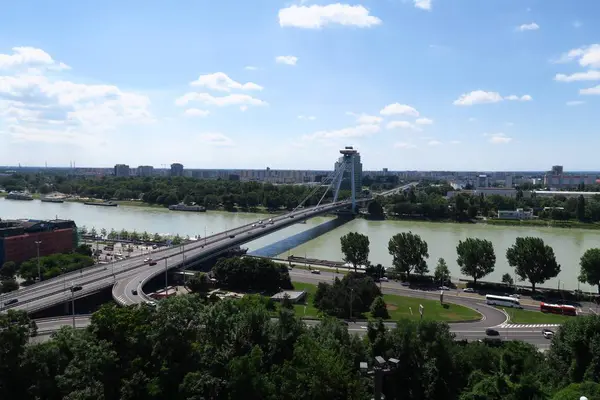Tuna Nehri ağırlanmasına başkenti Bratislava yeni köprüden