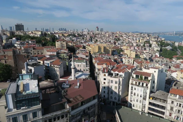 Ciudad Skyline de Estambul en el distrito de Beyoglu-Galata y el Bósforo — Foto de Stock