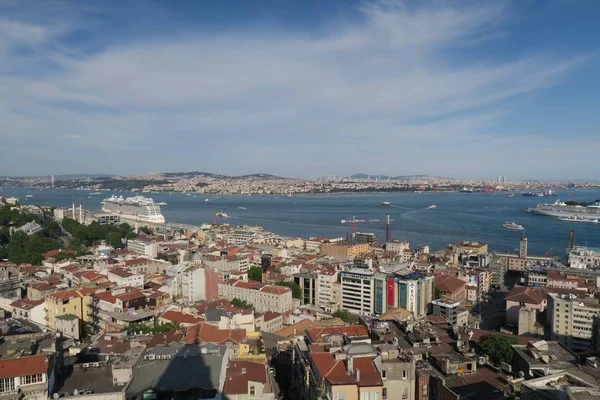 Crucero en el Bósforo visto desde Estambul-Beyoglu en Turquía — Foto de Stock