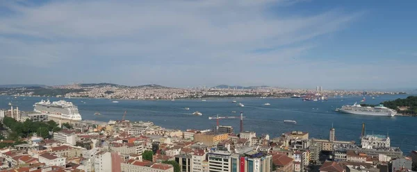 Bósforo en Estambul visto desde el lado europeo de la ciudad, Turquía — Foto de Stock