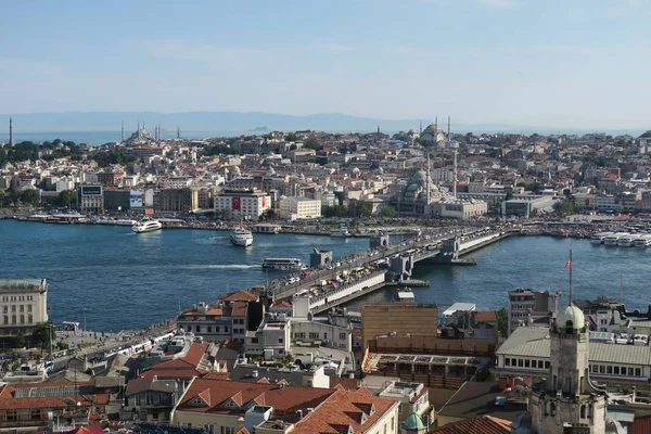 Hermoso puente de Galata, el Cuerno de Oro y el Bósforo en Estambul, Turquía — Foto de Stock