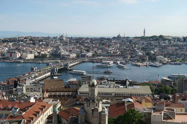 Puente de Galata está conectando Estanbuls Oldtown Sultanahmet sobre el Cuerno de Oro - Bósforo - con Beyoglu . — Foto de Stock
