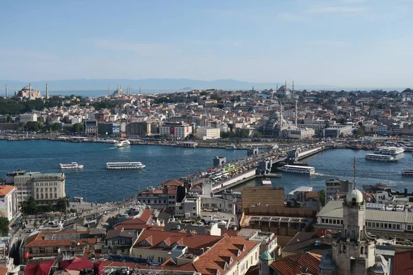 Puente de Galata está conectando Estanbuls Oldtown Sultanahmet sobre el Cuerno de Oro - Bósforo - con Beyoglu . — Foto de Stock