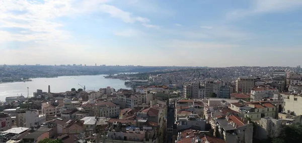 Panoramiczny widok na zatokę Złoty Róg i Beyoglu w Stambule — Zdjęcie stockowe