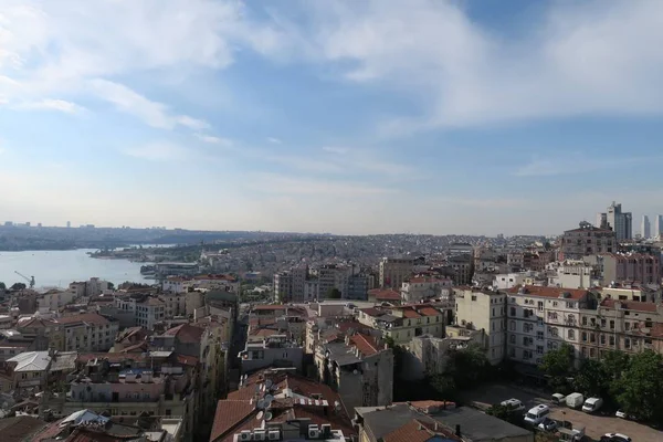 Panoramiczny widok na zatokę Złoty Róg i Beyoglu w Stambule — Zdjęcie stockowe