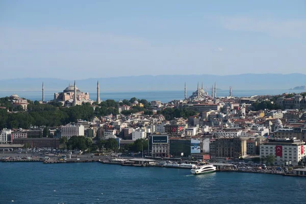 Знаменитий собор Святої Софії та Блакитної мечеті, як видно з Галата в Стамбул, Туреччина — стокове фото