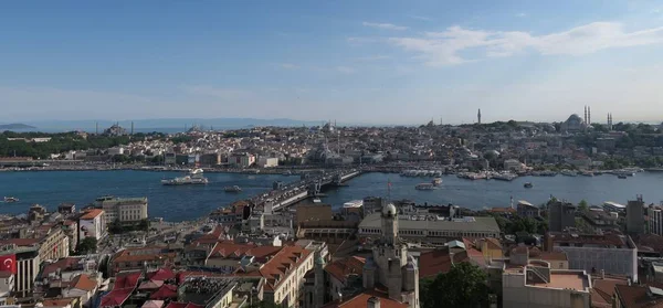 Topkapı Sarayı, Ayasofya, Sultanahmet Camii ve Istanbul, Türkiye'de Galata dan görüldüğü gibi Haliç,