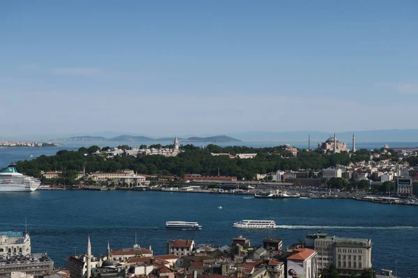 Palacio Topkapi, Santa Sofía, Mezquita Azul y el Cuerno de Oro, visto desde Galata en Estambul, Turquía — Foto de Stock