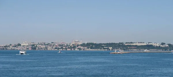 Topkapi paleis, de Hagia Sophia, de blauwe moskee en de Bosporus, zoals blijkt uit de Aziatische kant van Istanbul — Stockfoto