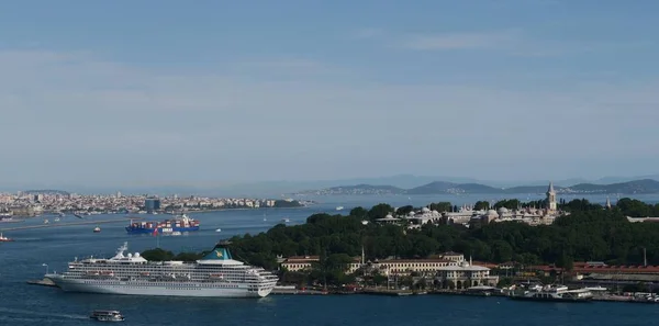 Дворец Тофачи, Босфор, Золотой Рог и круизное судно, как видно из Галаты в Стамбуле, Турция — стоковое фото