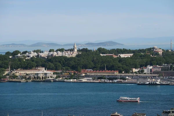 Hermoso Palacio Topkapi, Bósforo, Cuerno de Oro y Estambul Oldtown Sultanahmet, visto desde Galata, Turquía — Foto de Stock