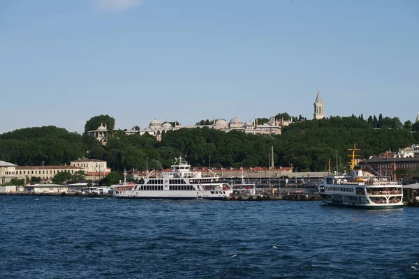 Słynny pałac Topkapi, cieśninę Bosfor, Złoty Róg i Stambułu Oldtown Sultanahmet, jak widać z Galata w Stambuł, Turkey — Zdjęcie stockowe