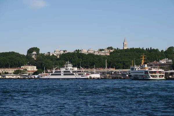 Знаменитый дворец Топкапы, Босфор, Золотой Рог и дворцы Олдтаун Султанахмет, как видно из Галаты в Стамбуле, Турция — стоковое фото
