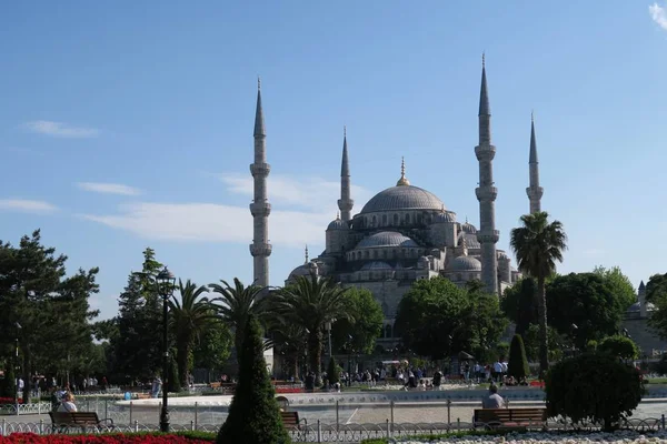 Parque en la Mezquita Azul - Sultan-Ahmet-Camii, en Estambul, Turquía . —  Fotos de Stock