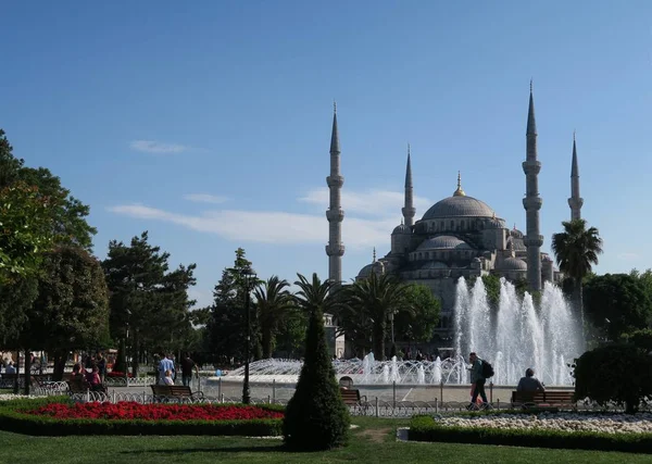 ブルーモスク-スルタン-アフメット-ジャーミイ公園の噴水から見たように, イスタンブール, トルコ — ストック写真