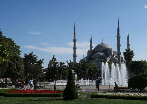 Mosquée bleue - Sultan-Ahmet-Camii vue de la fontaine dans le parc, Istanbul, Turquie — Photo