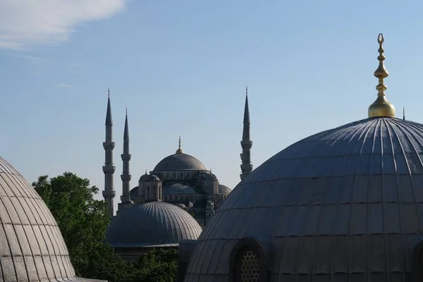 Mosquée bleue - Sultan-Ahmet-Camii vue de la fontaine dans le parc, Istanbul, Turquie — Photo