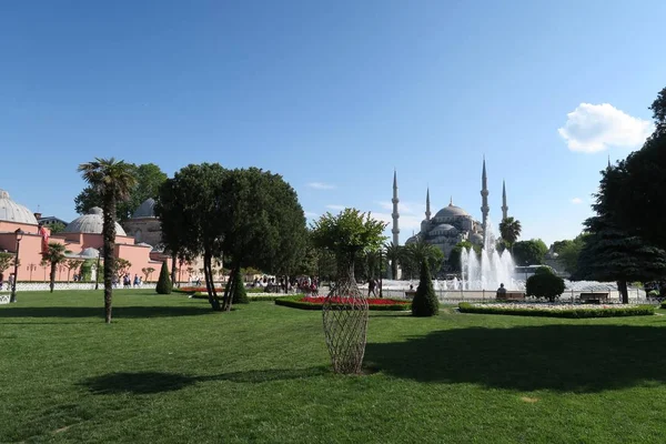 Blauwe Moskee-Sultan-Ahmet-Camii gezien vanaf de fontein in het Park, in Istanbul, Turkije — Stockfoto