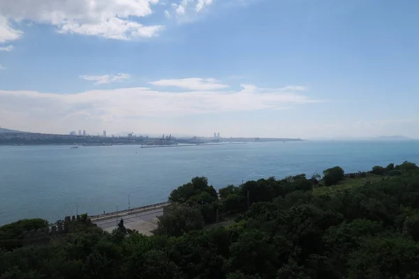 Bosphorus as seen from Topkapi Palace, in Istanbuls Oldtown Sultanahmet, Turkey — Stock Photo, Image