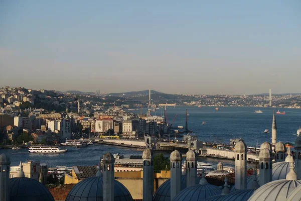 Босфор і Galata як видно з Suleymaniye мечеть в Стамбулі, Туреччина — стокове фото