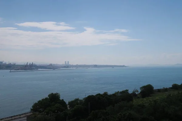 Bosphorus as seen from Topkapi Palace, in Istanbuls Oldtown Sultanahmet, Turkey — Stock Photo, Image